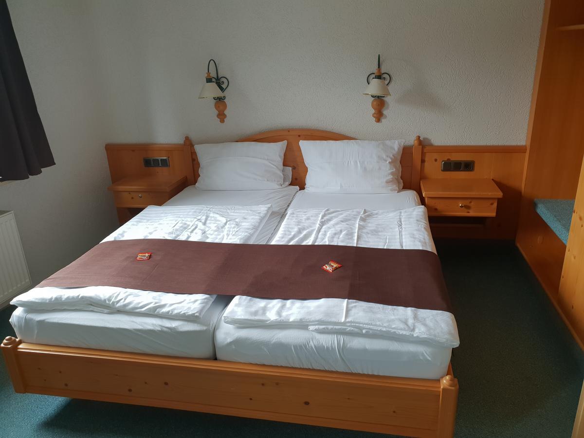 Hotel Gruener Baum Bretzenheim Esterno foto